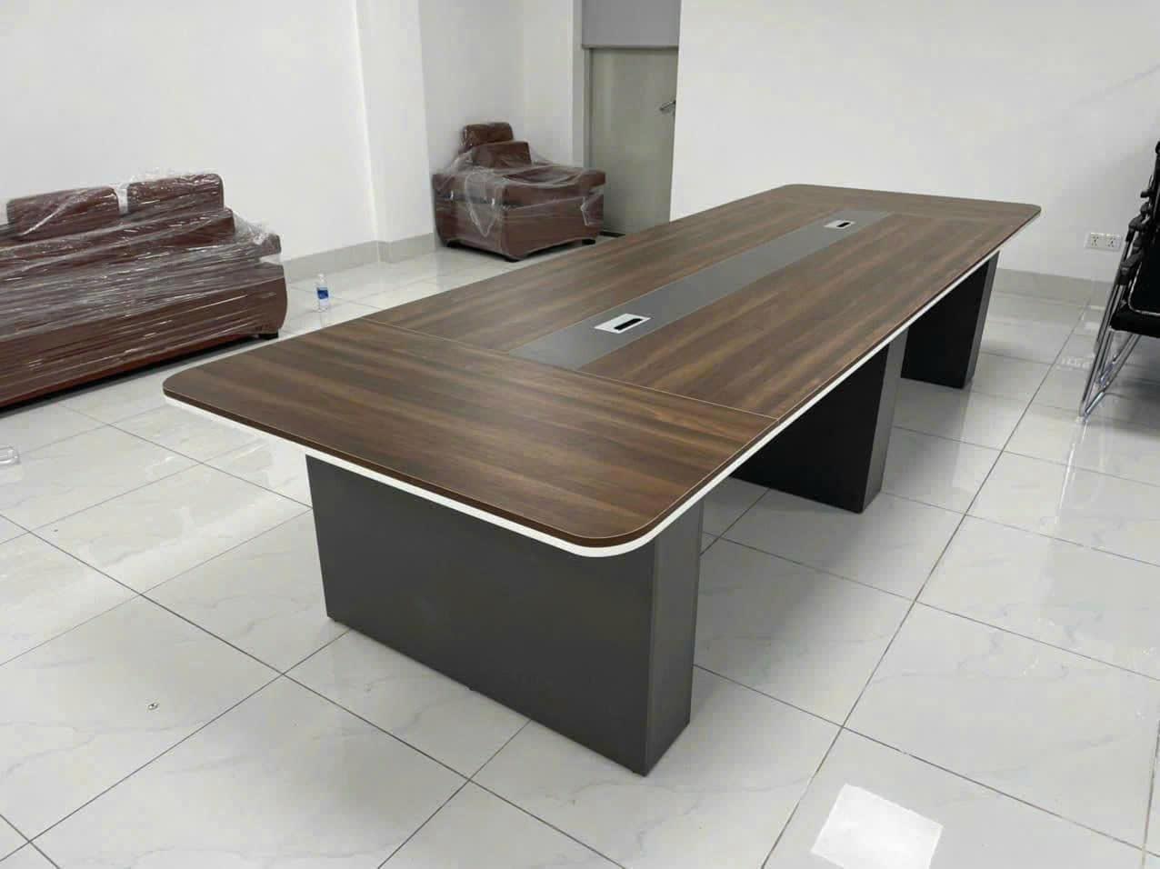 Bàn họp Nội thất Trường Phát hiện đại, tinh tế.